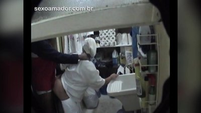 Мотобой займається сексом з прибиральницею в ресторані між пологами